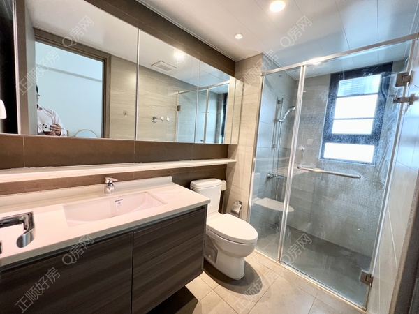 FBE84DE3-4D83-49EC-8684-DD0C04E72AAE