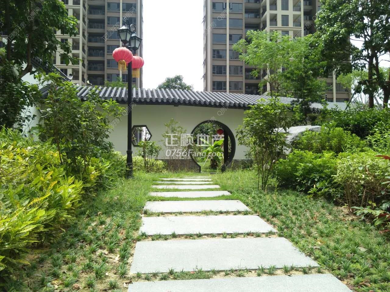 小区中央凉亭兰庭苑侧门入口（小区专家680731）