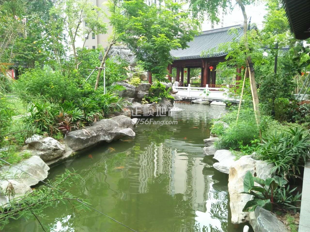 小区中央 人工湖+假山（小区专家680731）