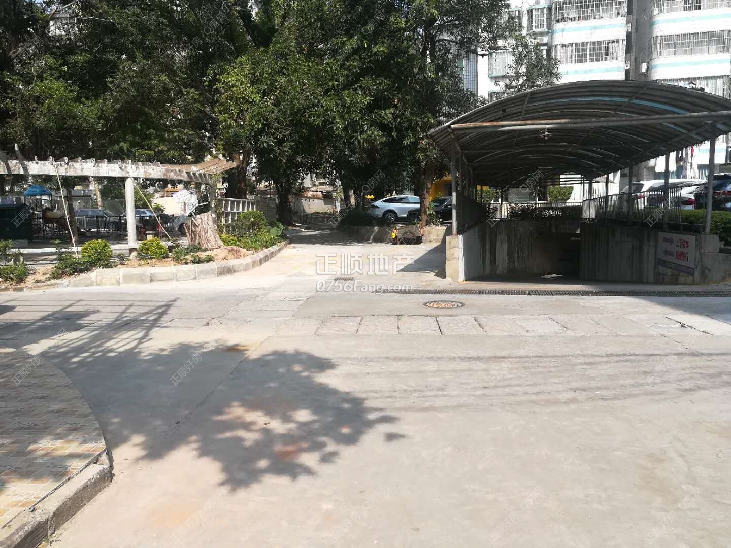 地下停车场.jpg