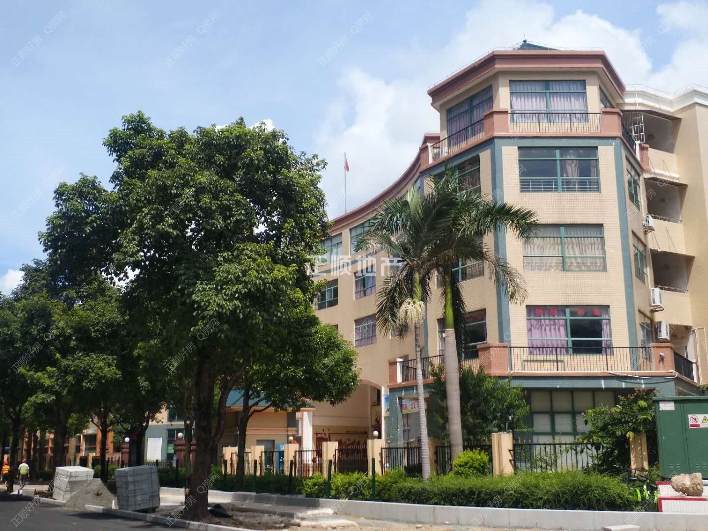 小区门口荣泰小学学校