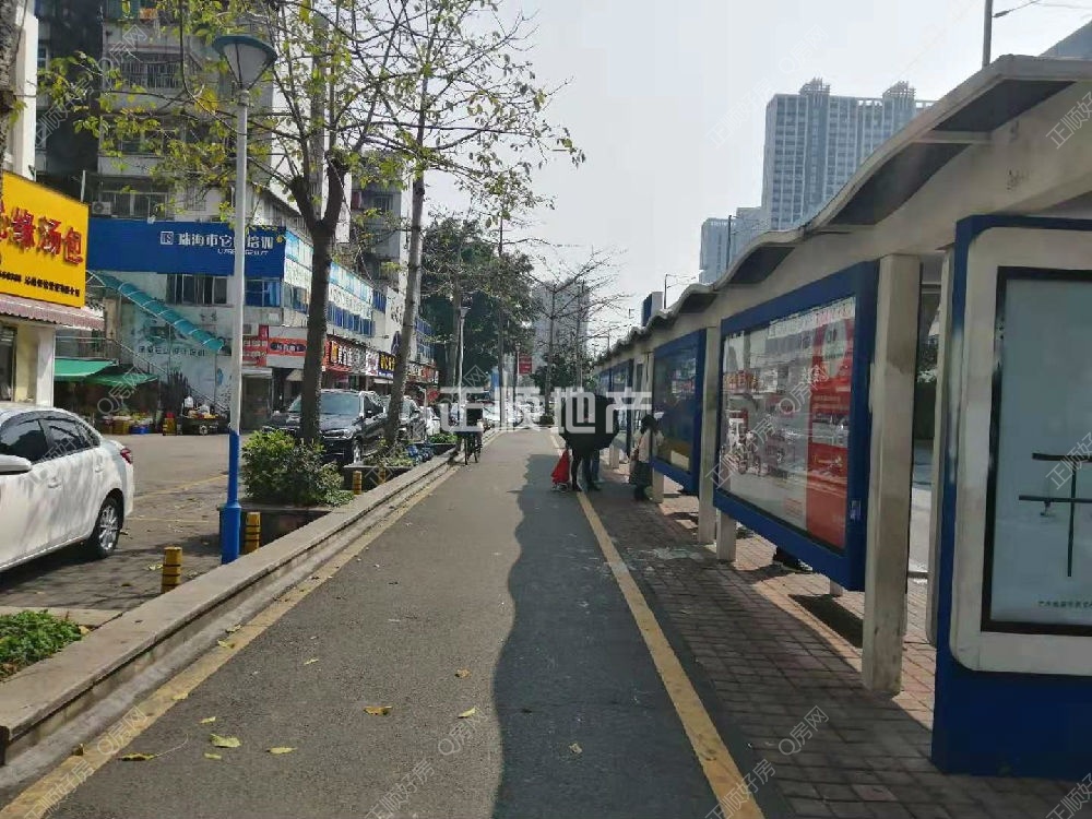 小区门口车站