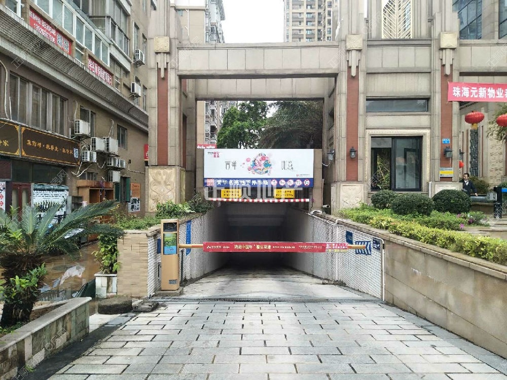小区车入口