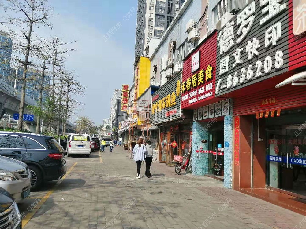 小区门口的商铺