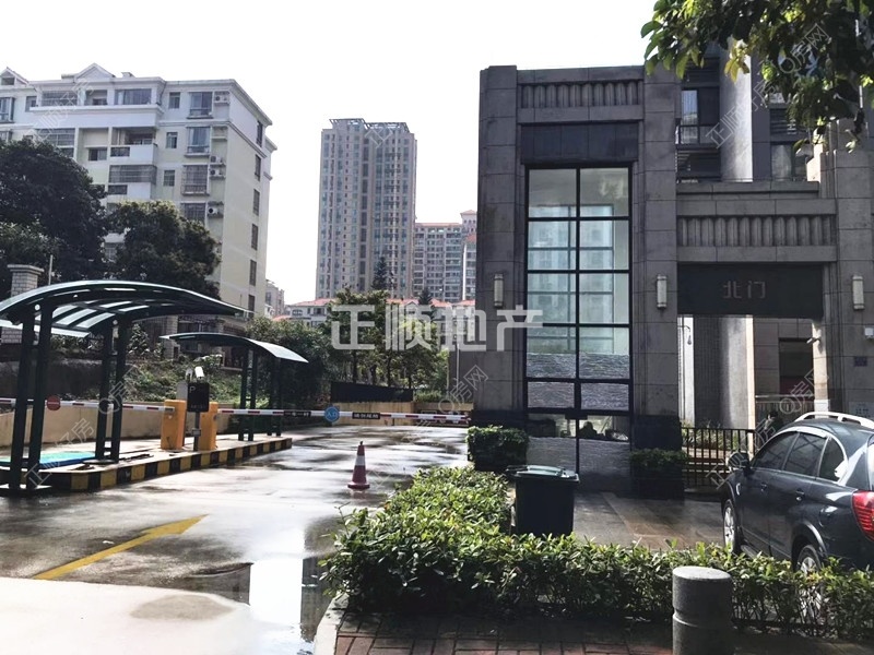小区北门