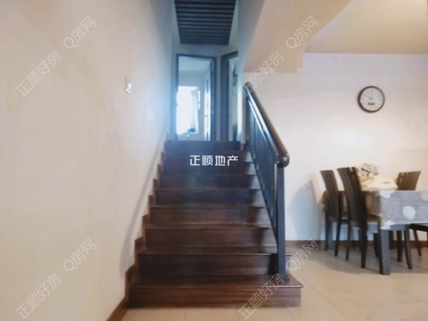 走廊 楼梯.jpg