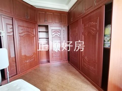 首层主卧衣帽间