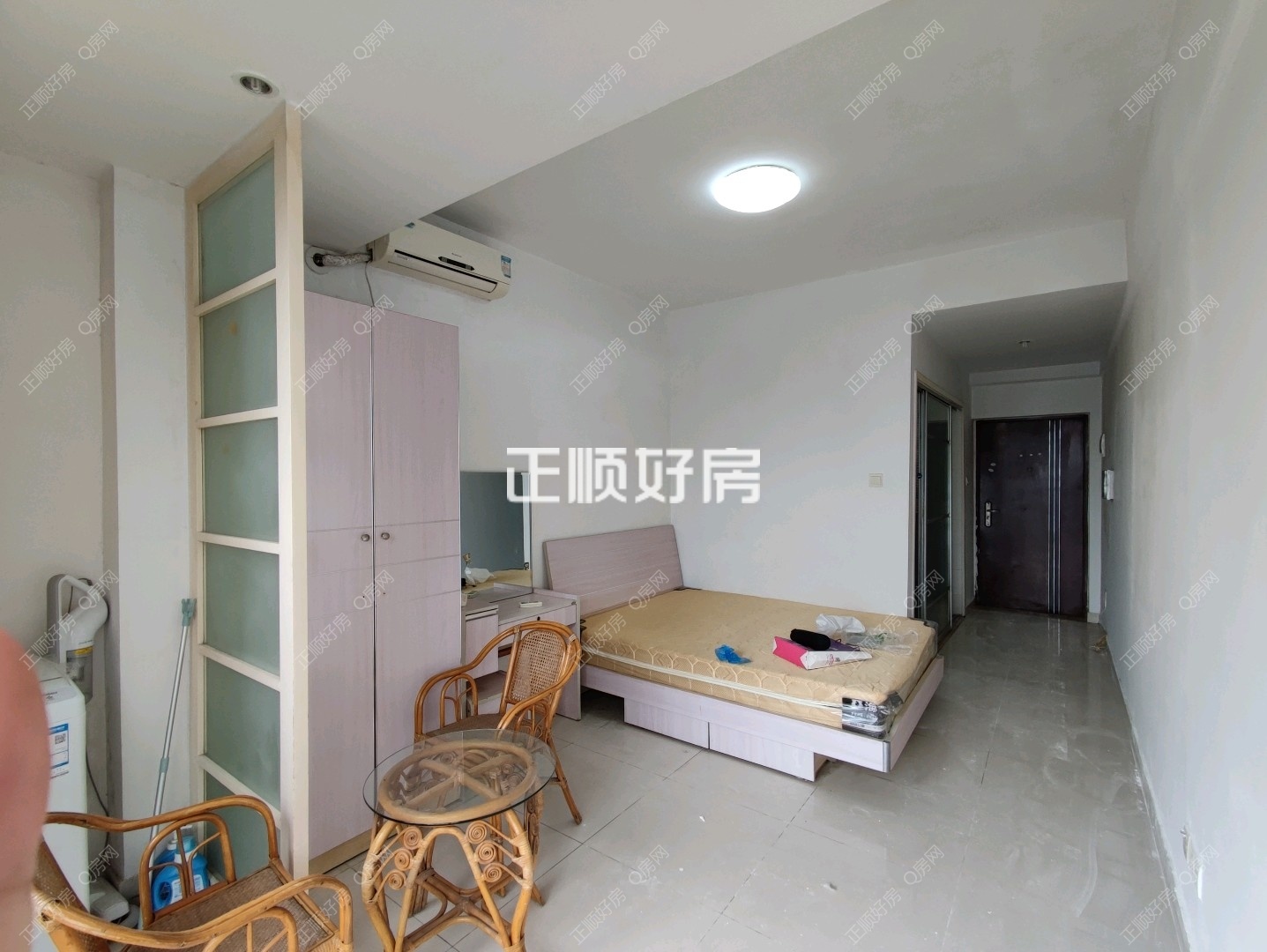 前山华润万家旁，精装单身公寓，业主从新装修过。