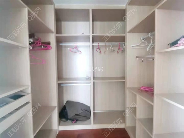 主卧衣帽间