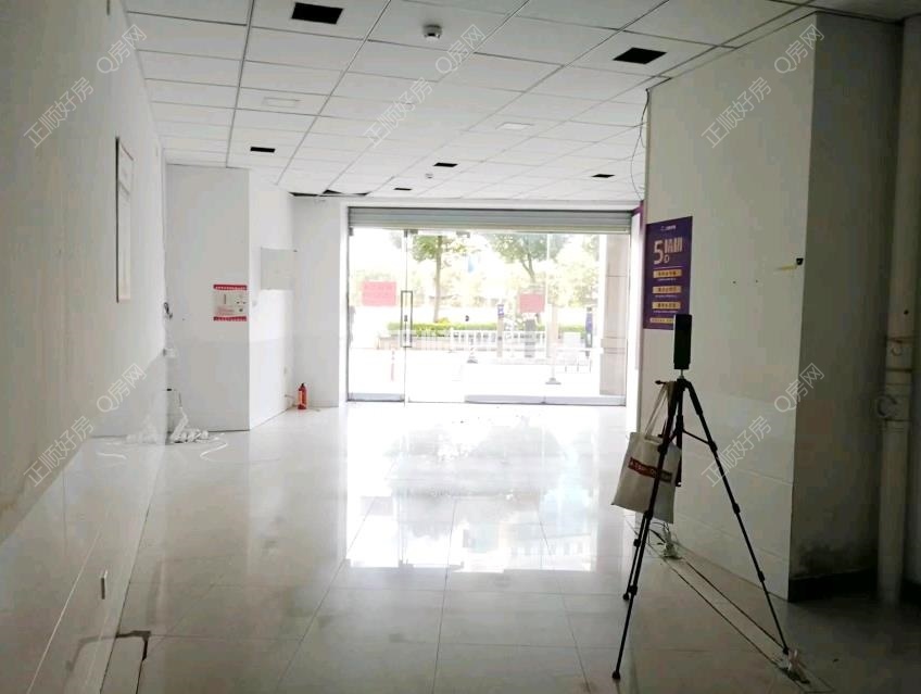 新香洲 梅华西路商铺 门口停车方便 户型反正 