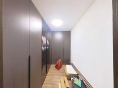 四楼卧室衣帽间