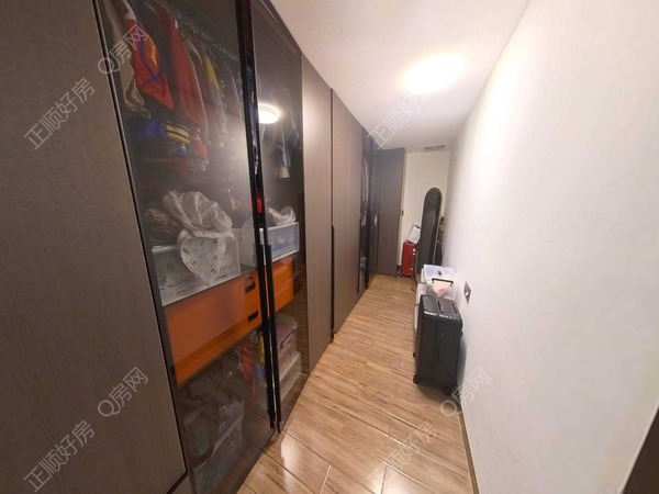 三楼卧室衣帽间