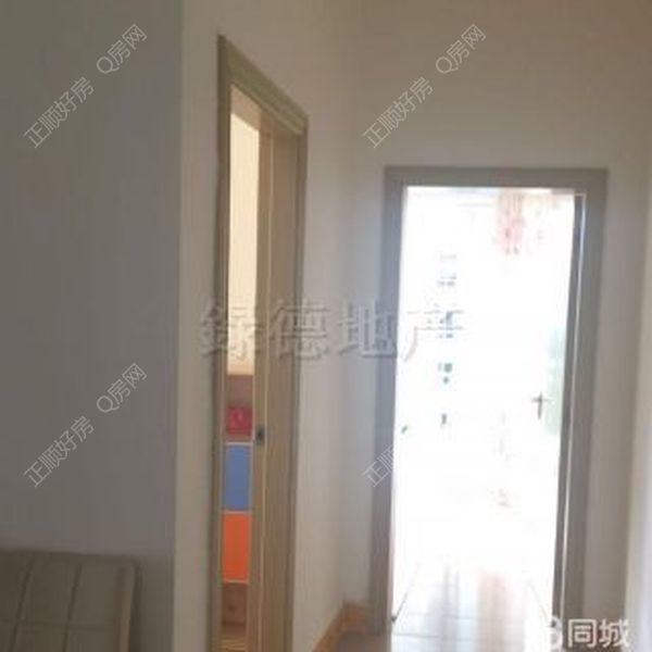 两房门口